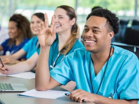 infirmiers en formation médicale chez keynove santé en classe virtuelle