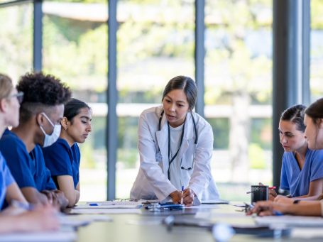 infirmiers en formation médicale keynove en classe présentielle